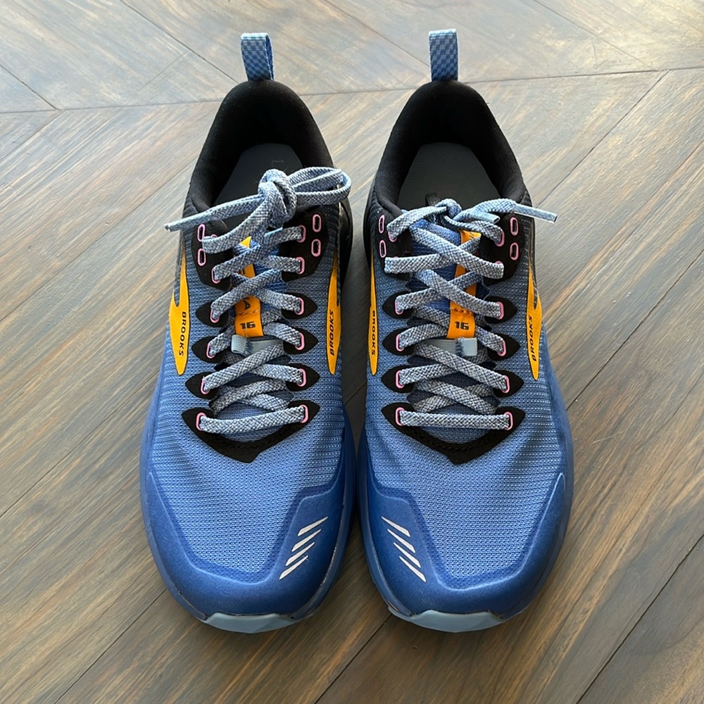 NWOT Brooks women’s size 8 Cascadia 16